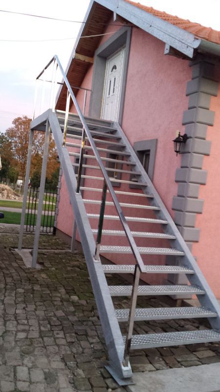 Escalera recta / estructura de metal / con peldaños de metal / sin