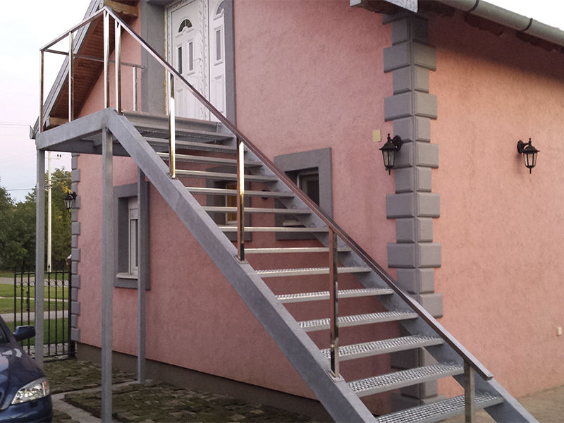 Escalera recta / estructura de metal / con peldaños de metal / sin