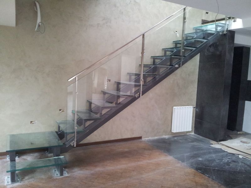 Escalera recta / estructura de metal / con peldaños de vidrio / sin