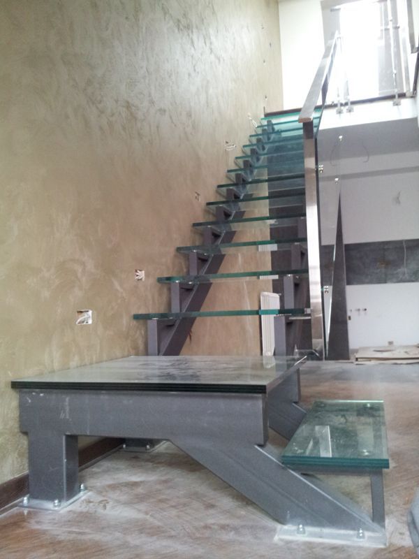 Escalera recta / estructura de metal / con peldaños de vidrio / sin