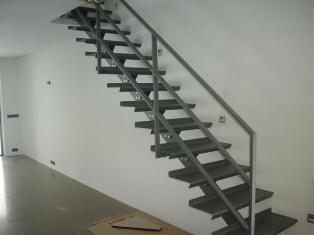 Escalera recta - LINEO - Atrium - estructura de acero inoxidable / con