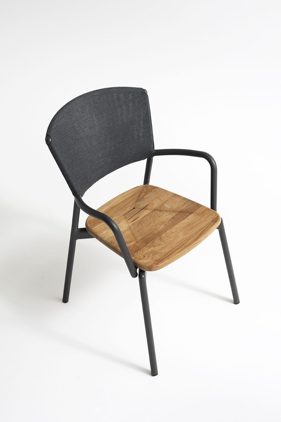 Silla contemporánea / con reposabrazos / apilable / con cojín amovible
