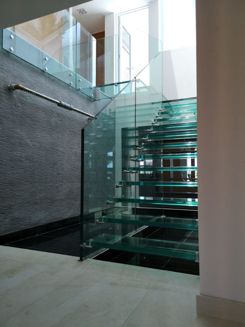 Escalera recta / estructura de vidrio / con peldaños de vidrio / sin