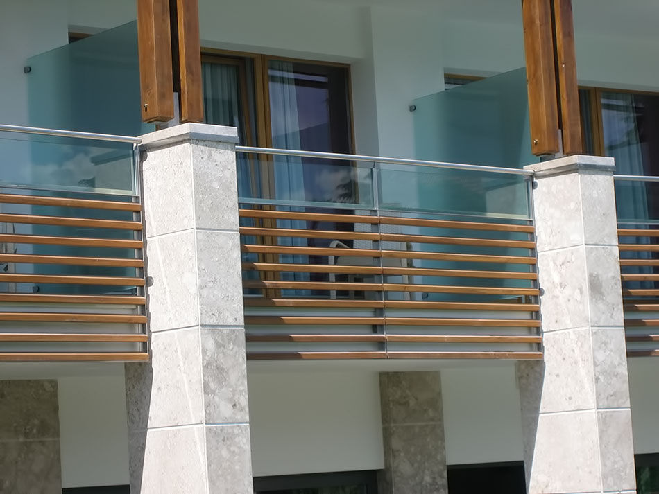 Balcón con paneles de vidrio / con barrotes / de vidrio / de madera
