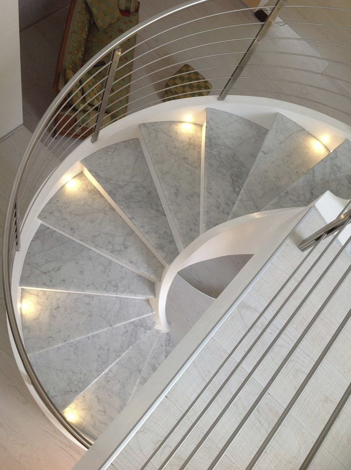 Escalera de caracol / estructura de hormigón / peldaños de mármol / con
