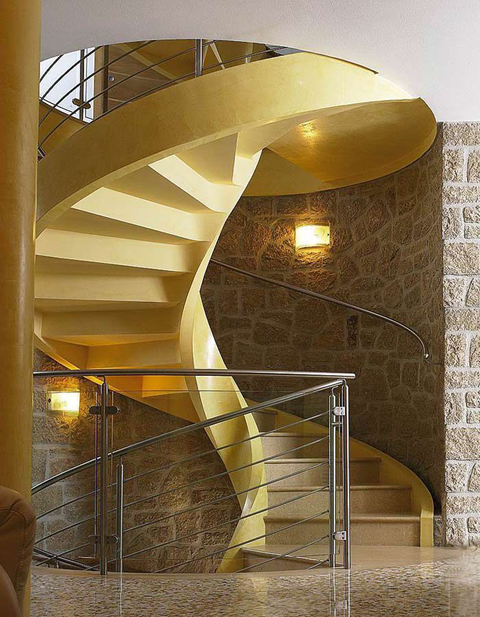Escalera de caracol / estructura de hormigón / peldaños de mármol / con