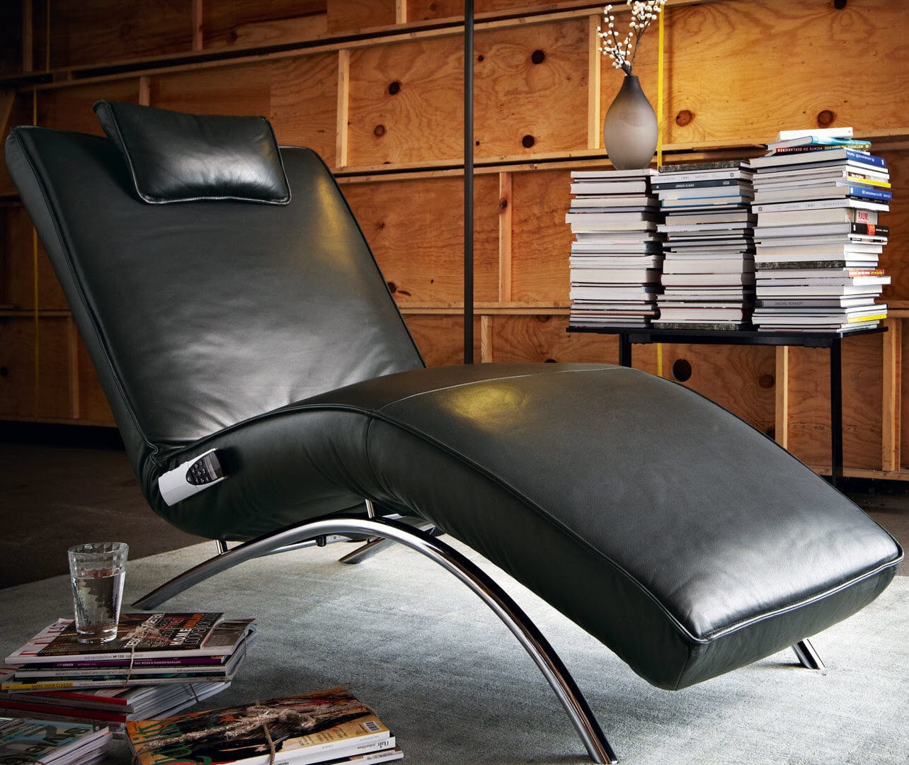 Chaise longue contemporánea JONAS Koinor de cuero / de metal / doble