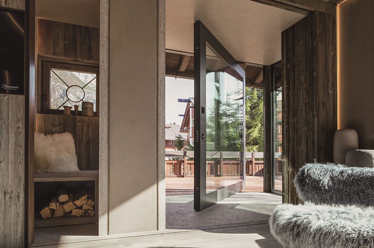 Puerta de entrada / empotrada / pivotante con eje descentrado / con