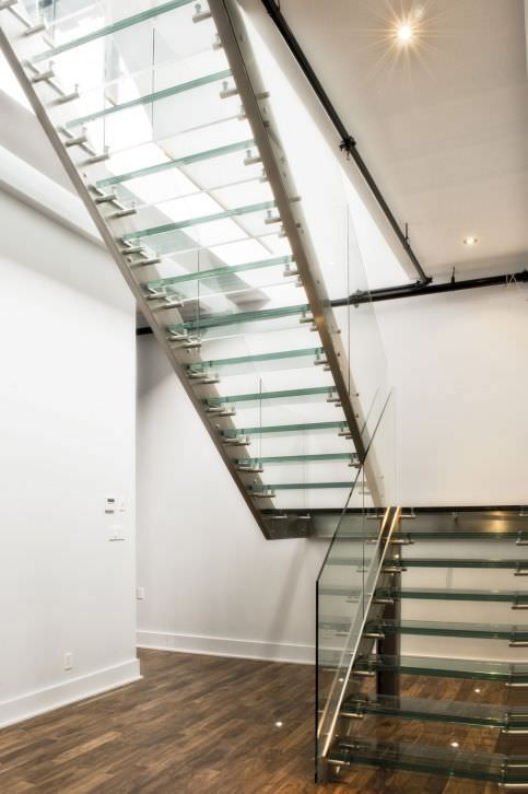 Escalera en U / estructura de metal / con peldaños de vidrio / sin