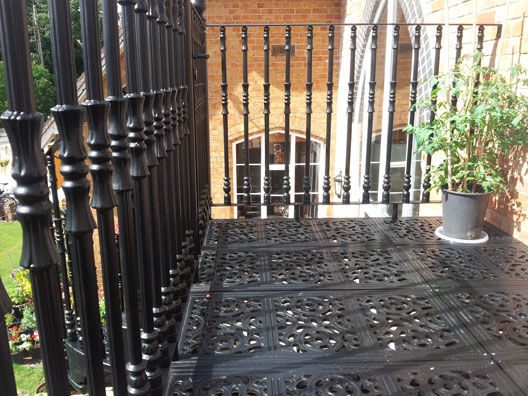 Balcón con barrotes - VICTORIAN WITH VICTORIAN BALUSTERS - British