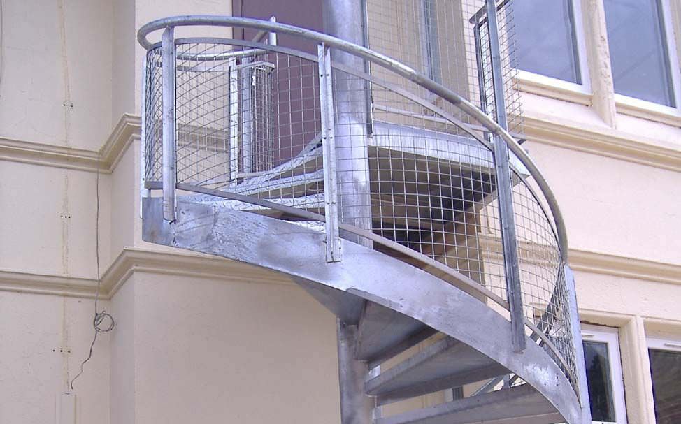 Escalera de caracol / estructura de acero / con peldaños de metal / sin