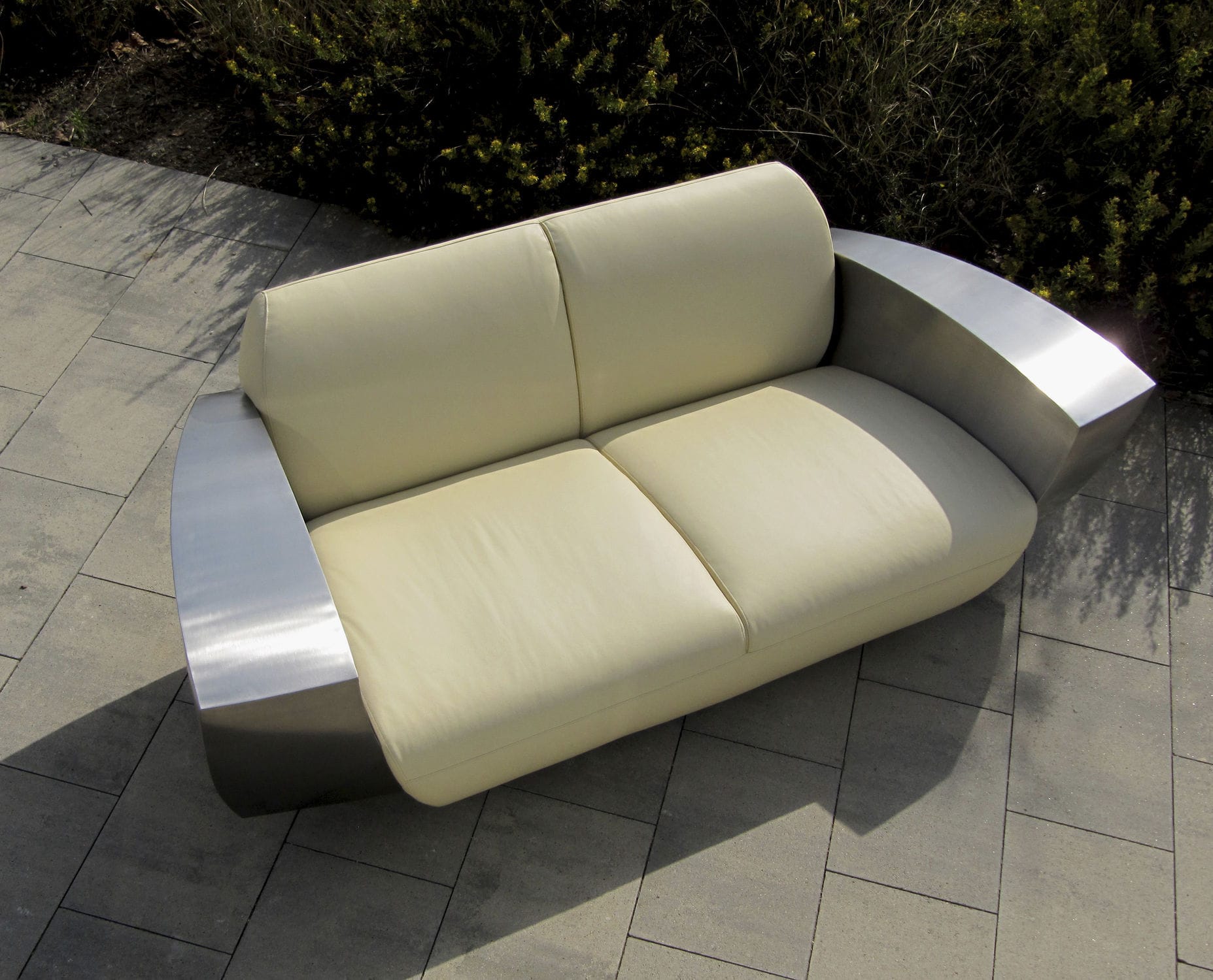 Sofá de diseño original / de cuero / de acero inoxidable / para hotel