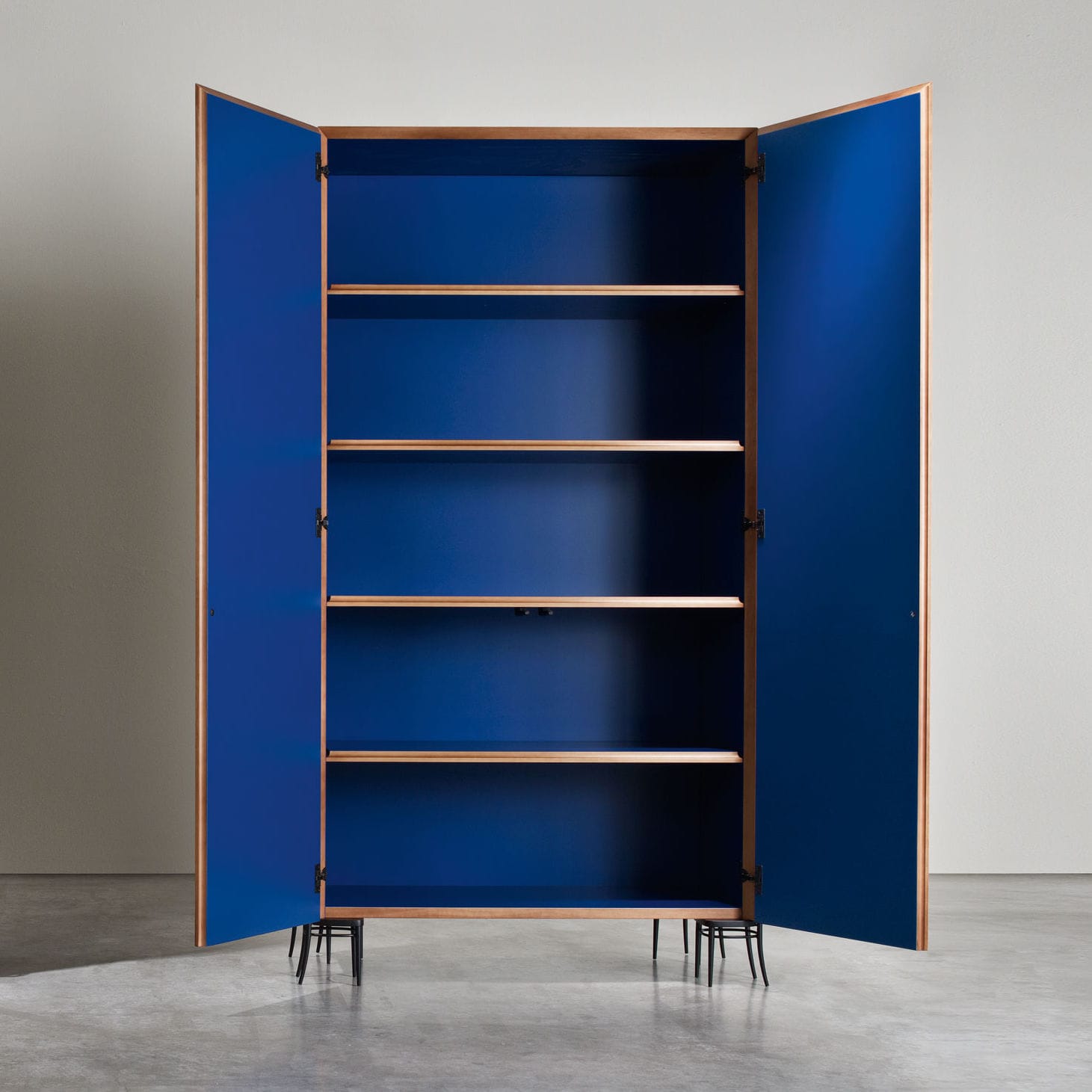 Armario contemporáneo - 56 CABINET - Adele-C - de nogal / con puertas