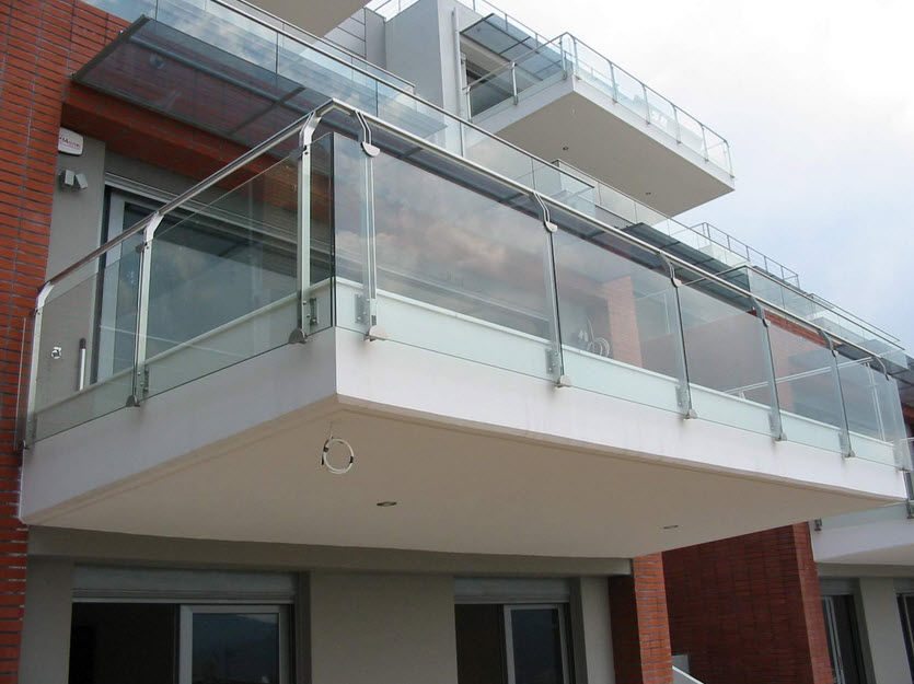 Balcón con paneles / con barrotes / de vidrio / de acero inoxidable