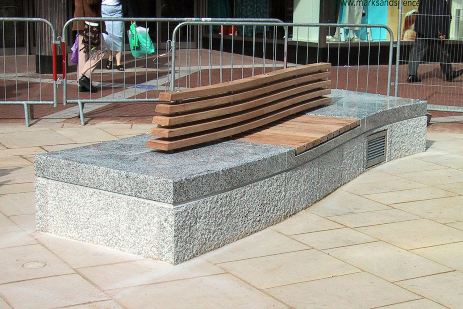 Banco público contemporáneo - BROAD STREET, READING - Factory Street