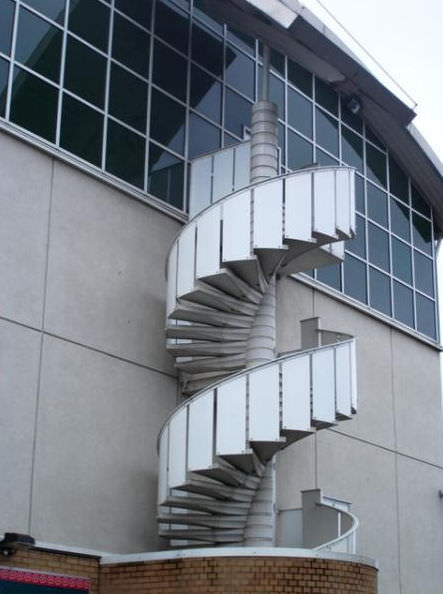 Escalera de caracol / estructura de hormigón / con peldaños de hormigón