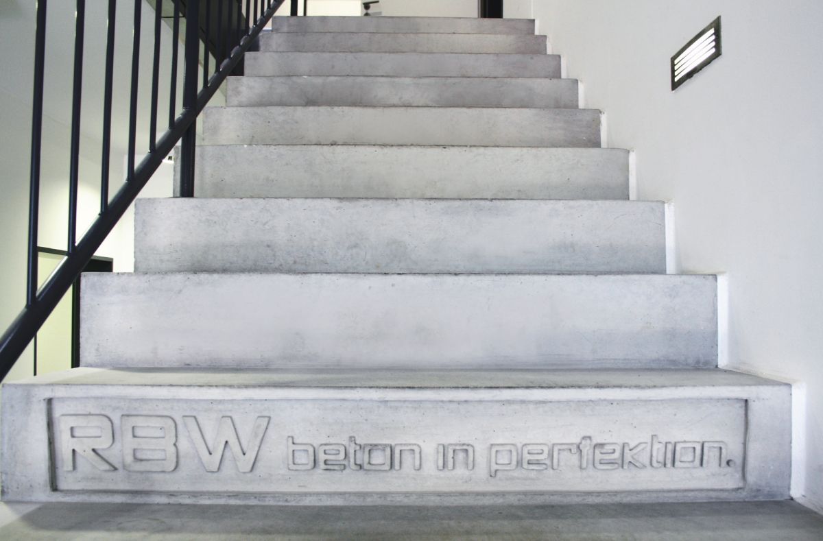 Escalera recta / en U / estructura de hormigón / con peldaños de