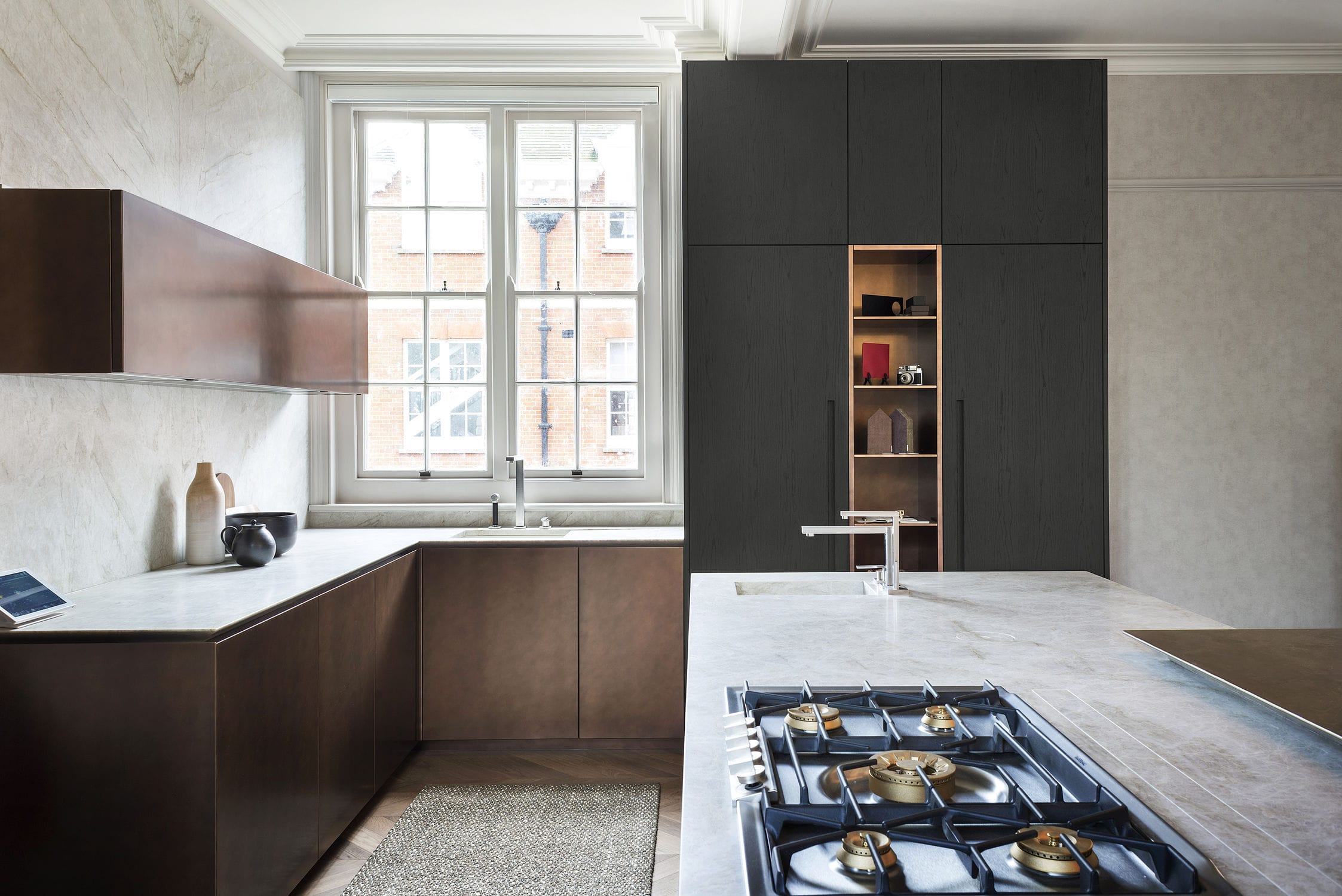 Cocina contemporánea / de madera lacada / de piedra natural / con isla