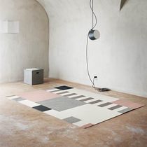 Alfombra contemporánea / con motivos geométricos...