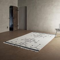 Alfombra contemporánea / con motivos decorativos...