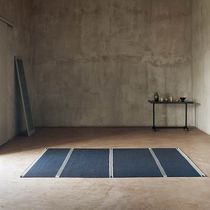Alfombra contemporánea / con motivos decorativos...