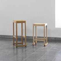 Silla de bar contemporánea / de madera maciza...