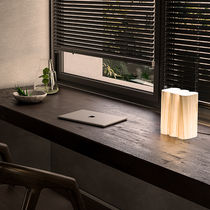Lámpara de mesa / de chapa de madera / contemporánea...