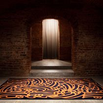 Alfombra contemporánea / con motivos decorativos...