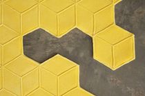Alfombra contemporánea / con motivos decorativos...
