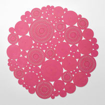 Alfombra contemporánea / con motivos decorativos...