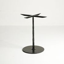 Base de mesa de metal / contemporánea