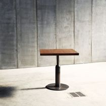 Mesa contemporánea / de madera / con base...