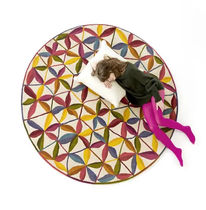 Alfombra contemporánea / con motivos decorativos...