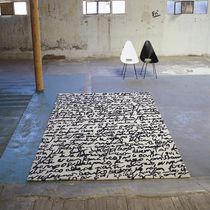 Alfombra contemporánea / con motivos decorativos...