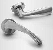 Tirador de puerta / de latón / contemporáneo