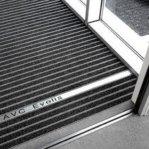 Alfombra de entrada para edificio público...