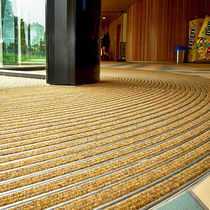 Alfombra de entrada para edificio público...