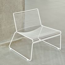 Sillón bajo contemporáneo / de metal lacado...