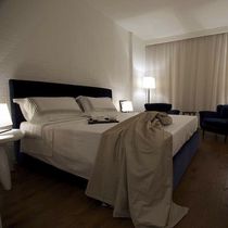 Cama de matrimonio / contemporánea / tapizada...