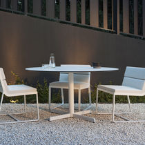 Mesa contemporánea / de iroko / con base...
