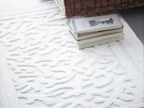 Alfombra contemporánea / con motivos decorativos...