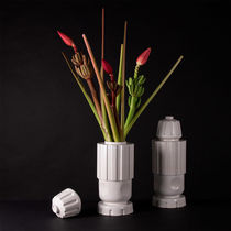 Florero contemporáneo / de cerámica