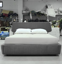Cama de matrimonio / contemporánea / tapizada...