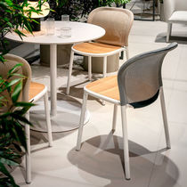 Silla contemporánea / de iroko / con base...