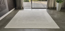 Alfombra contemporánea / con motivos geométricos...