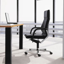 Sillón de director contemporáneo / de cuero...