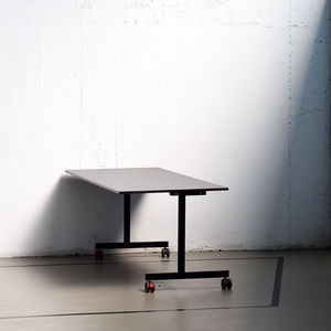 mesa para la enseñanza contemporánea