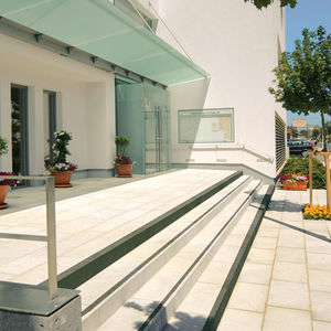 escalón de piedra reconstituida