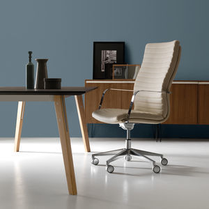 sillón de oficina con respaldo alto