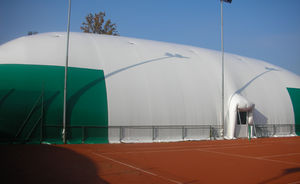 tensoestructura sobre armazón metálico / para cubierta / con membrana de PVC / para campo deportivo